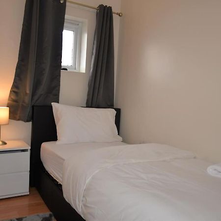 London 4 Bedroom House Exterior photo