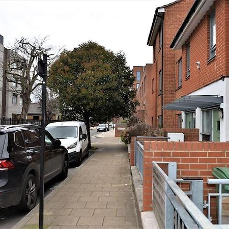 London 4 Bedroom House Exterior photo