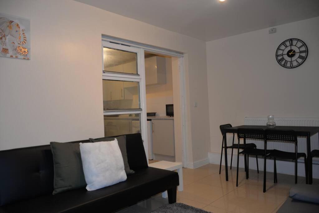 London 4 Bedroom House Exterior photo