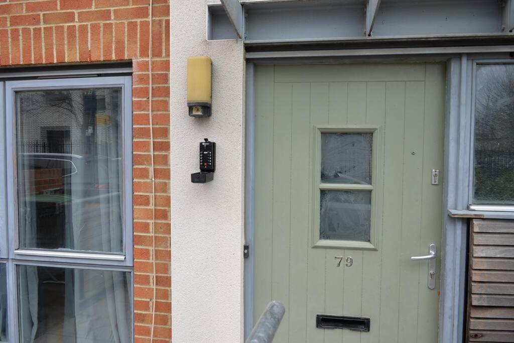 London 4 Bedroom House Exterior photo