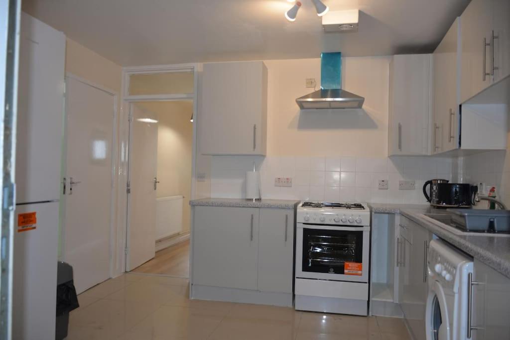 London 4 Bedroom House Exterior photo
