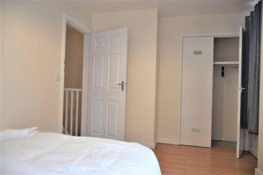 London 4 Bedroom House Exterior photo
