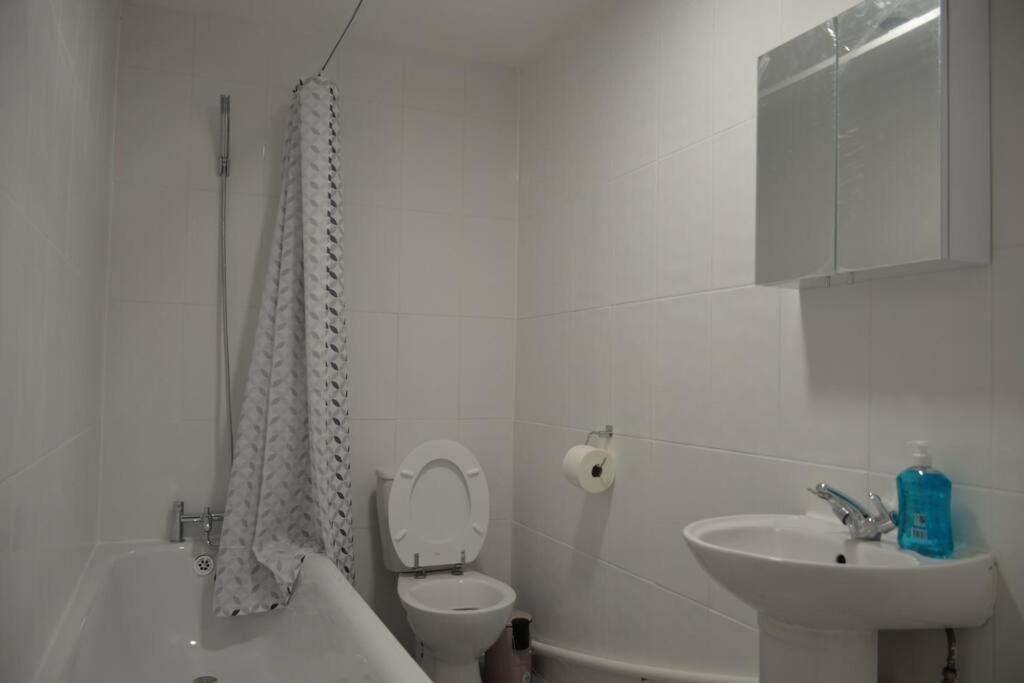 London 4 Bedroom House Exterior photo