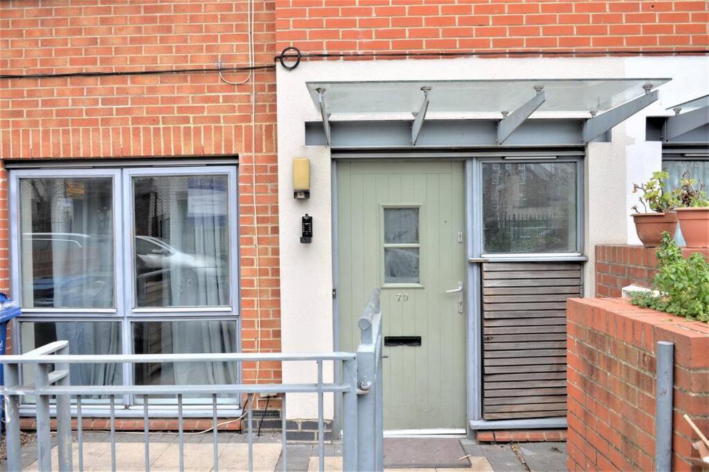 London 4 Bedroom House Exterior photo